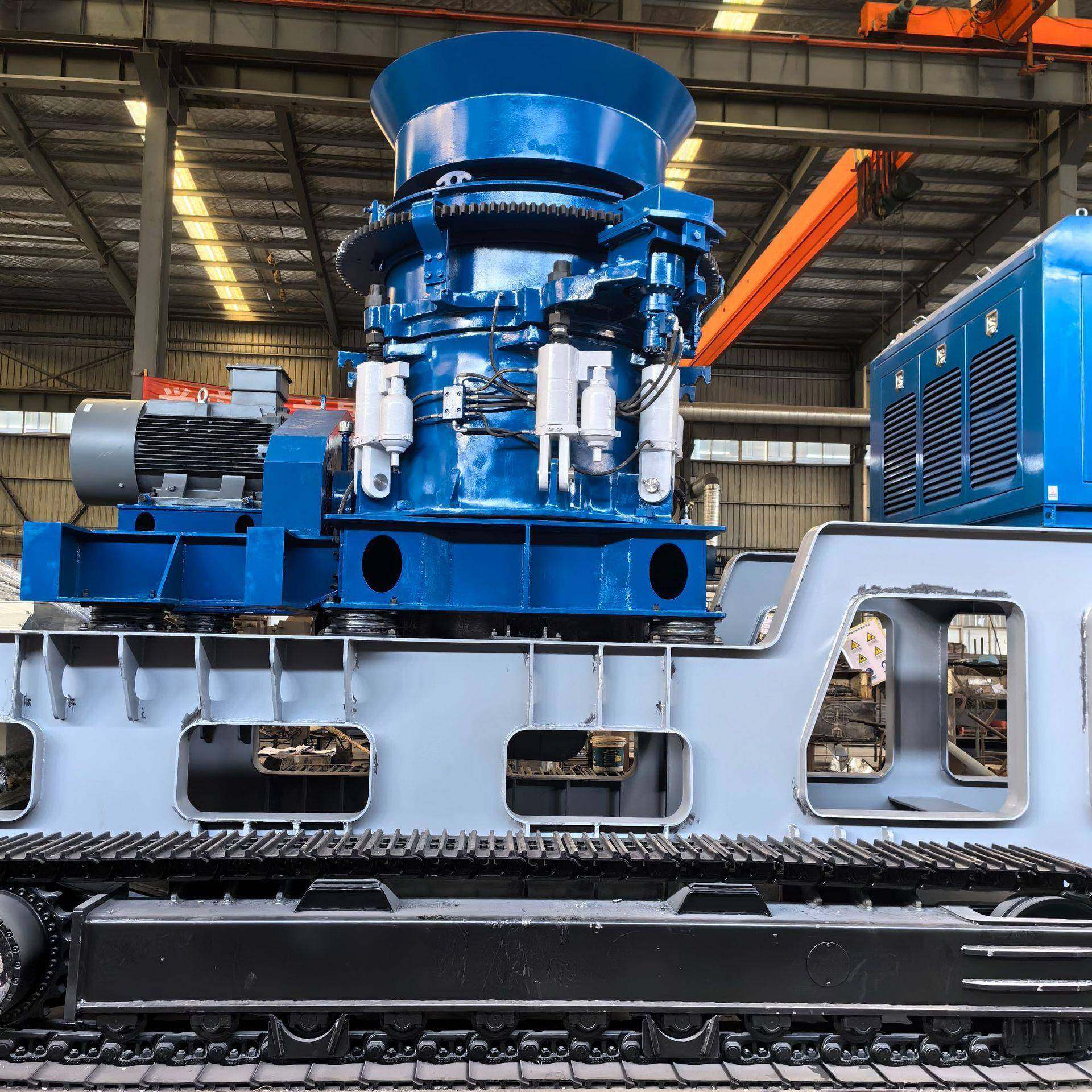 履带式移动破碎站配置HP300圆锥破碎机时产250-300吨矿山粉碎设备