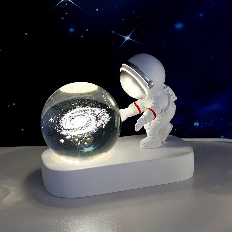 宇航员小夜灯水晶球摆件太空人桌面装饰生日礼物送男生小众高级感