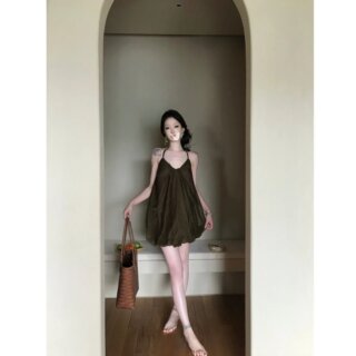 优秀的金蘑菇花苞挂脖系带度假棕绿露背弹力纱裙连衣裙短裙