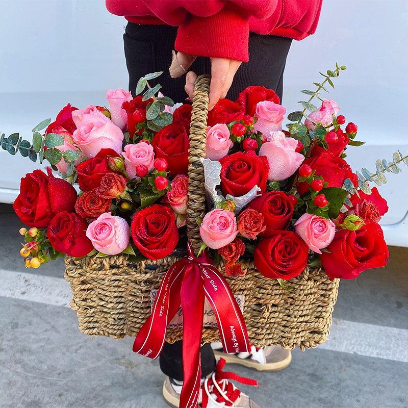 情人节花束生日玫瑰鲜花速递混搭手提花篮送爱人女友