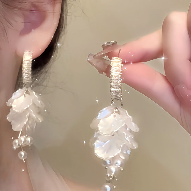 度假风白色花瓣流苏珍珠锆石耳环女2026新款个性夸张高级感耳饰潮
