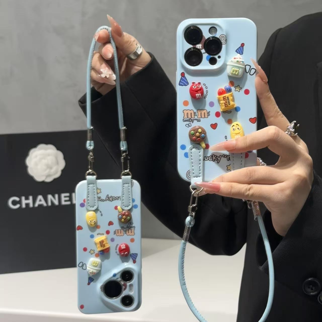 咖啡M豆公仔挂绳适用于17苹果/华为/vivo/小米/oppo手机壳iPhone17pro/16菲林硬壳ip15/14Plus保护套小米15