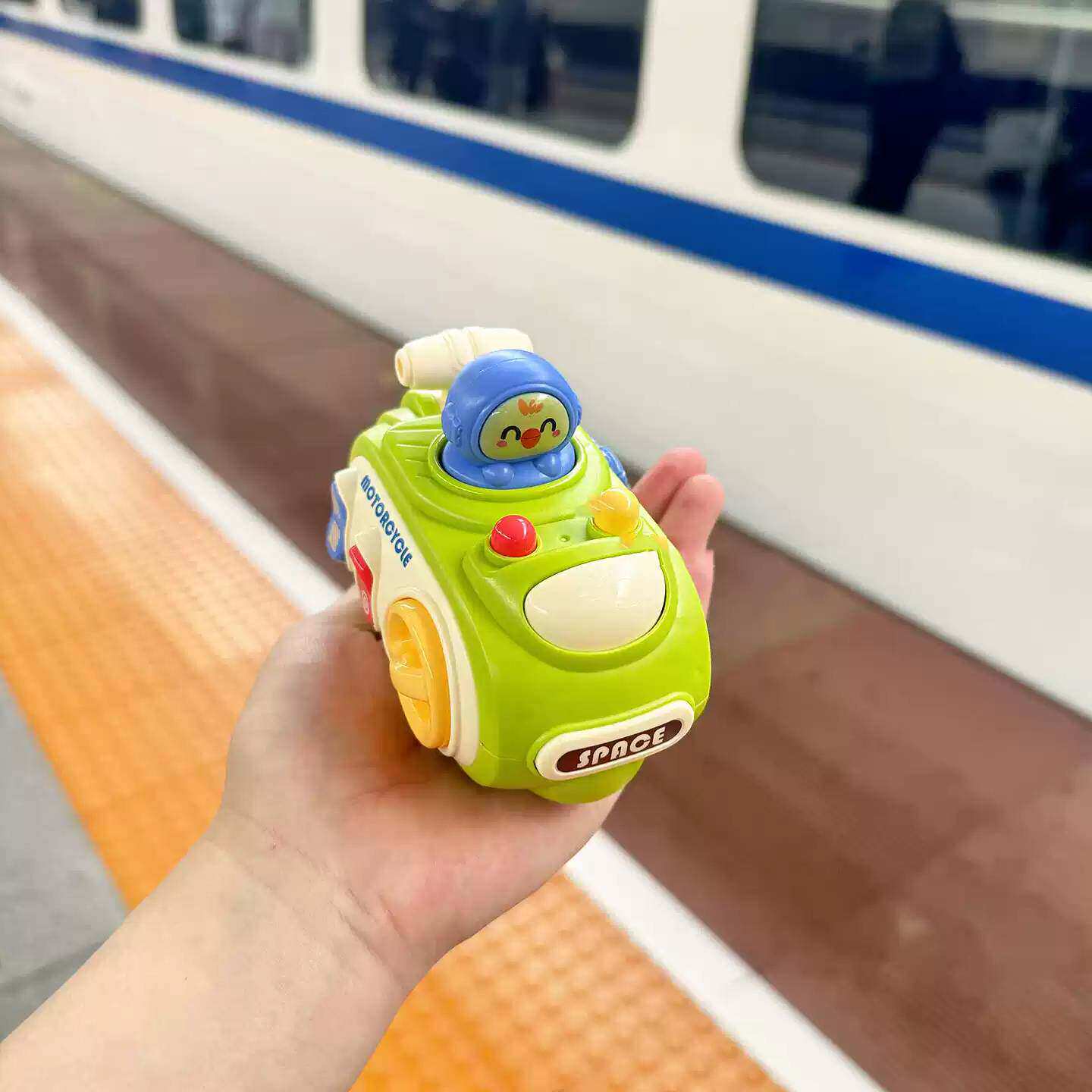 小鸭回力滑行汽车玩具儿童高铁奶泡机时间带娃神器户外旅行桌面游