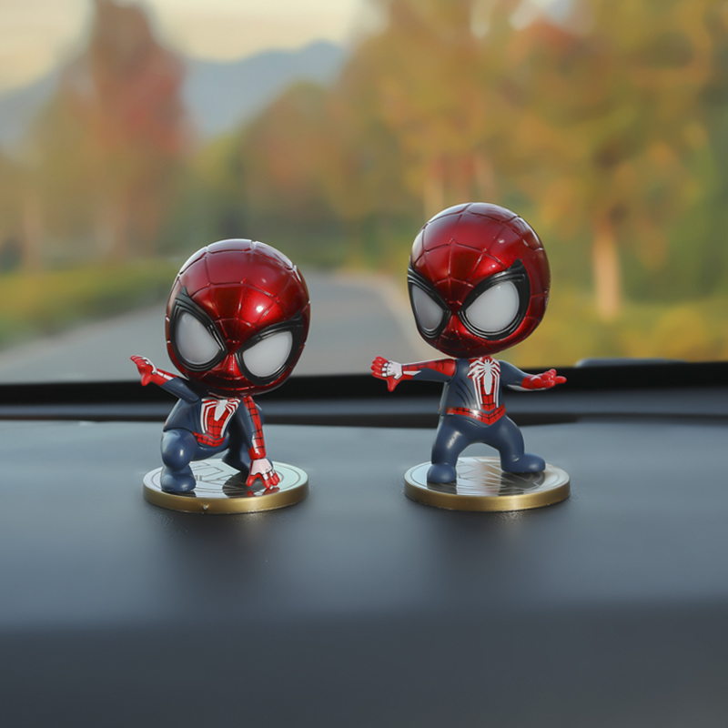 钢铁蜘蛛人摇头公仔汽车摆件车载男士车内装饰用品大全创意模型