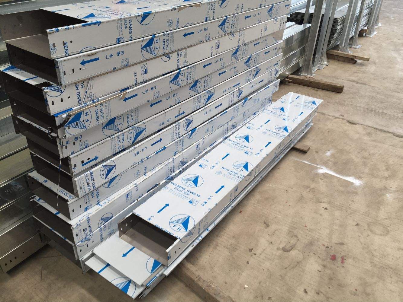 304 201不锈钢桥架金属桥架不锈钢线槽梯式大跨距电缆桥架热卖