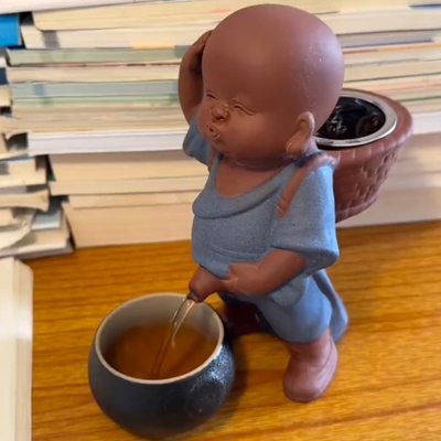 紫砂撒尿和尚茶宠摆件