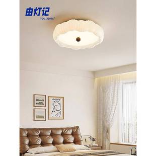 来自登吉奶油法式 卧室吸顶灯高端覆古圆形书房主卧室房 中世纪风格