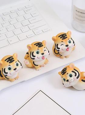虎年装饰礼品老虎摆件调皮小萌虎树脂工艺品办公室桌面车饰用品