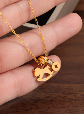 金色钱币钛钢小马吊坠项链女2026年新款高级感轻奢马上有钱项配饰