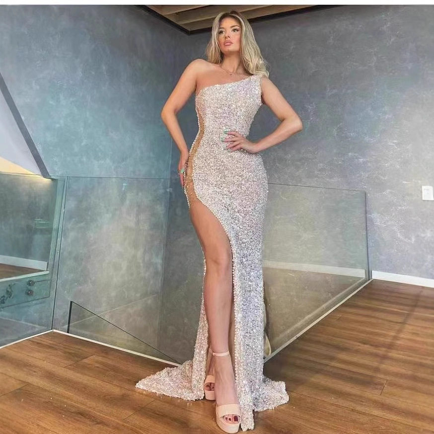 特价款跨境欧美新款秋季显瘦连身仙女斜肩带长款纯色亮片开叉晚礼