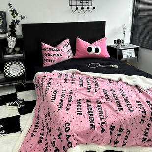 花田小汐 黑粉字母 室午睡毯双层加厚羊羔绒毛毯珊瑚绒