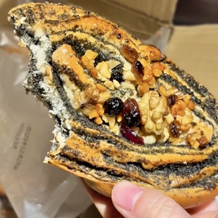 黑芝麻全麦坚果欧包粗粮手撕面包营养早餐健身代餐烘焙糕点下午茶