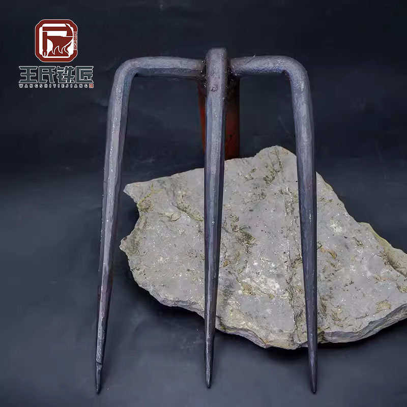 王氏铁坊铁匠手工锻打家用农具锄头耙子扒钩翻园林地刨地农具户外