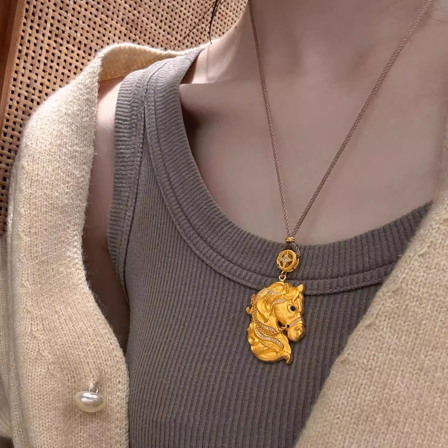 金色拉丝仿钻马头吊坠项链女