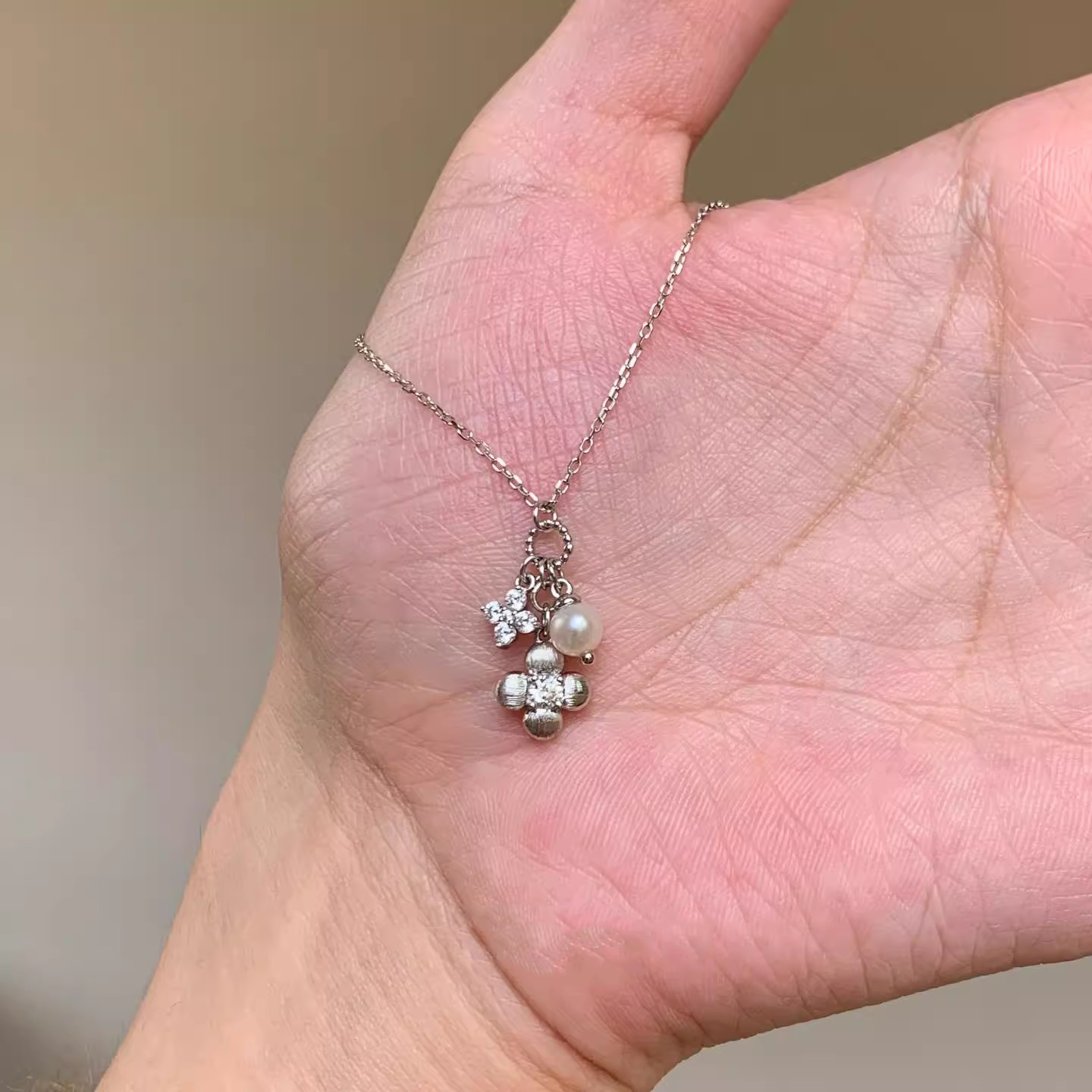银色拉丝小花仿珍珠项链女