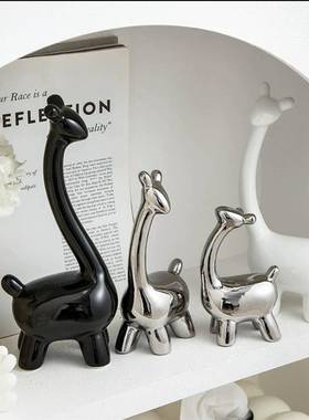 一款三口之家的小鹿家居饰品易接近豪华高端小众客厅电视柜酒柜装