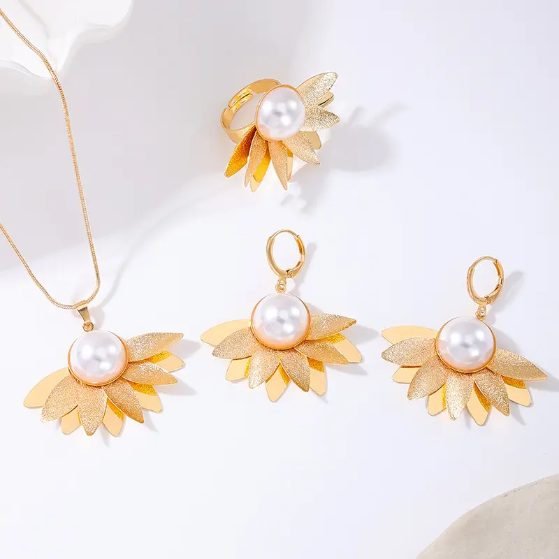 1套气质法式复古风金属仿珍珠叶子女项链耳环戒指首饰套装合金