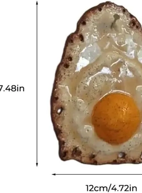 新款一只挂在指甲雕塑上的炸鸡蛋家居装饰树脂工艺品摆挂件C00174
