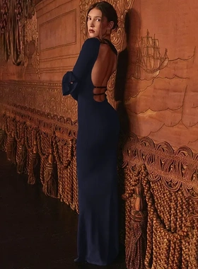 zx24387秋季2025新款纯色长裙 时尚风气质露背修身长袖连衣裙涤纶