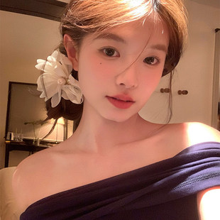 韩系精致白花仿珍珠发圈大朵花瓣设计时尚出街氛围感仙女发饰头饰