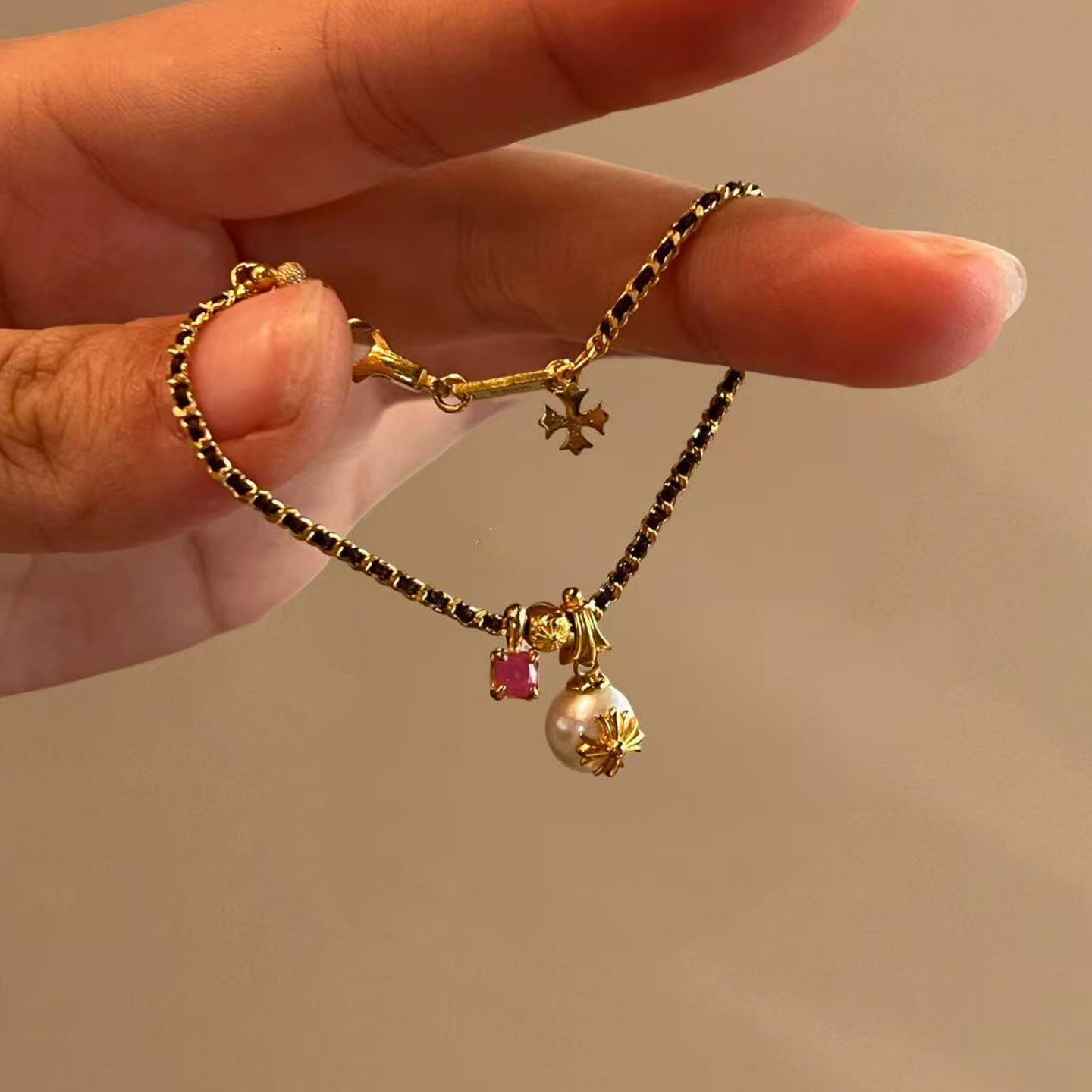 复古黑金链条仿珍珠十字架手链