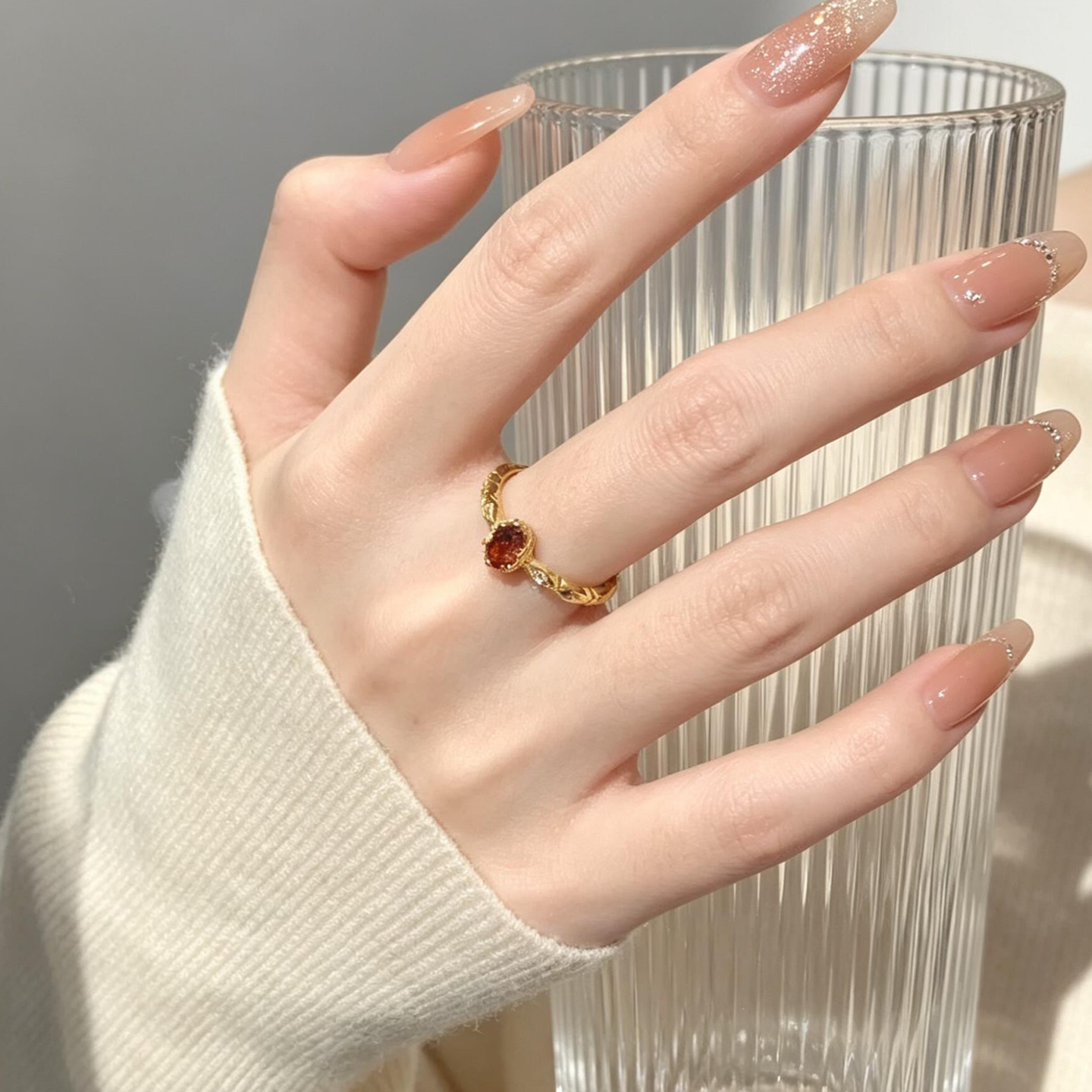 复古金色仿石榴红锆石细圈戒指女图片