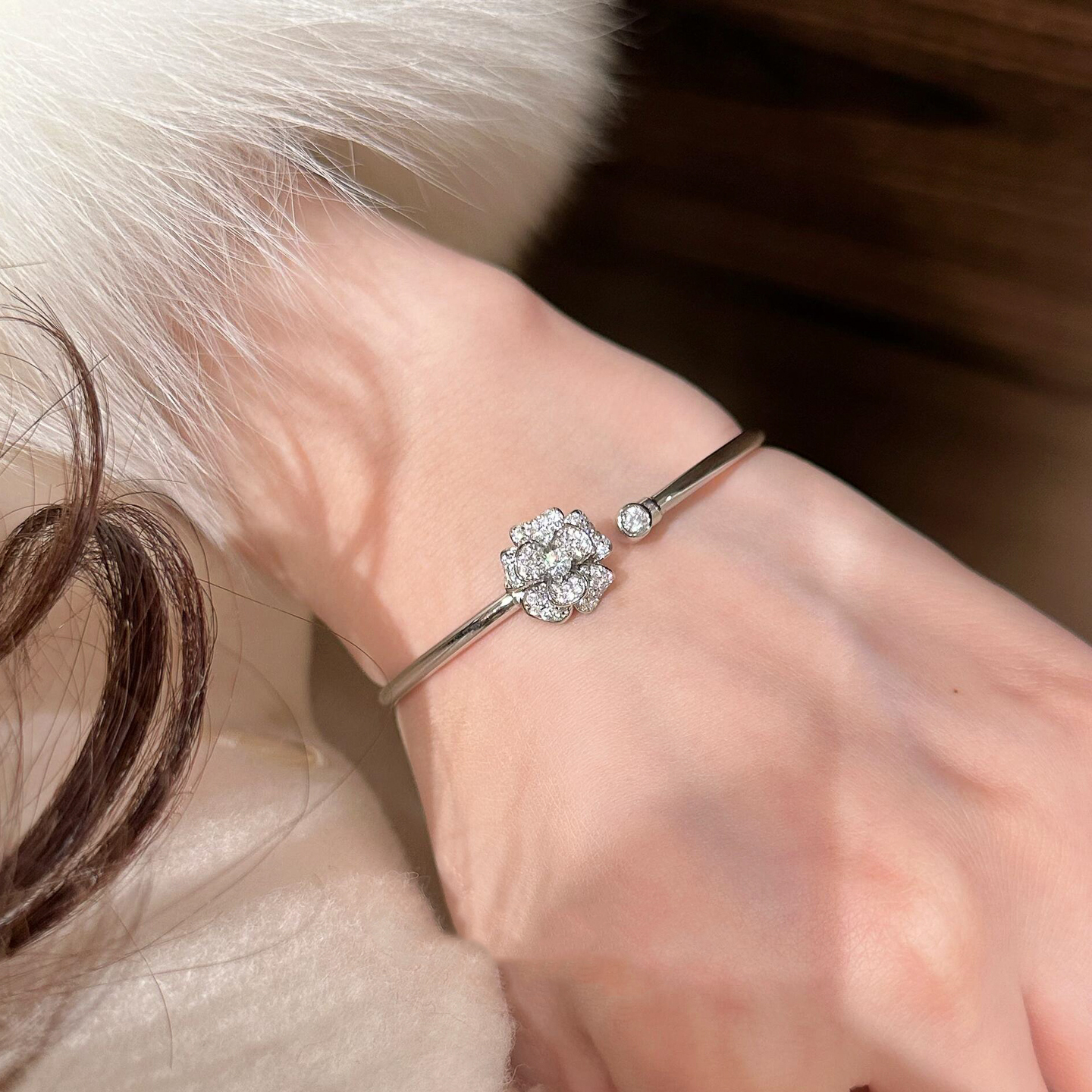 小香风满钻山茶花亮面银色细镯