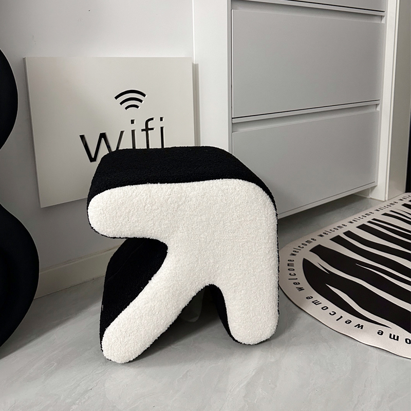 黑白箭头入户换鞋凳家用门口创意客厅地毯坐墩舒适羊羔绒矮凳实木