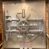 复古工业风创意船舵装 饰玄关遮挡烧烤店叙利亚风格 背景墙金库造型