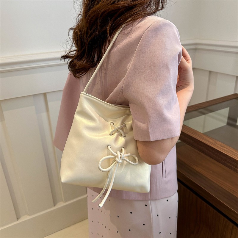 小众手提奶白色包包女2025新款潮流时尚甜美腋下包单肩水桶包