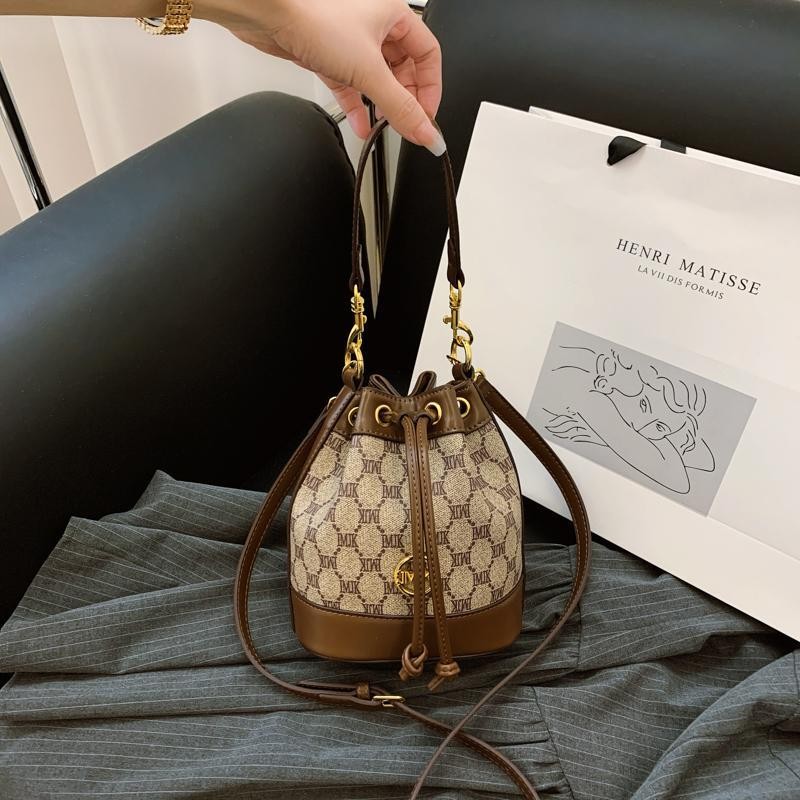 网红手提包包女2025新款复古抽绳水桶包高级感百搭洋气单肩斜挎包