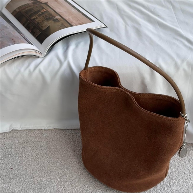 秋季单肩包大容量休闲简约复古高级感麂皮绒女通勤纯色水桶包