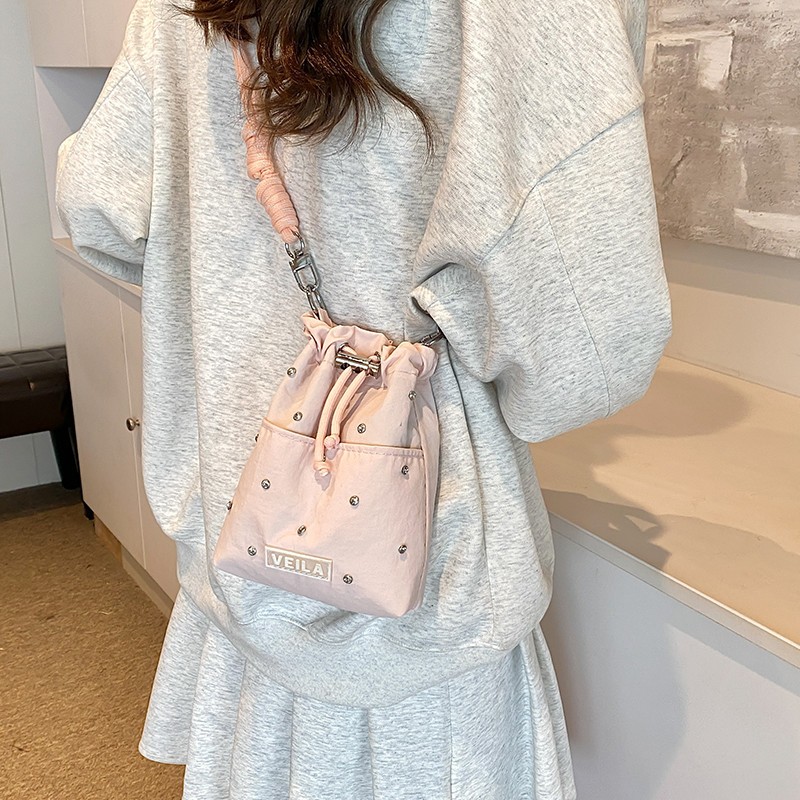 小众尼龙帆布包包女式2024新款夏天时尚迷你水桶包逛街旅游手机包