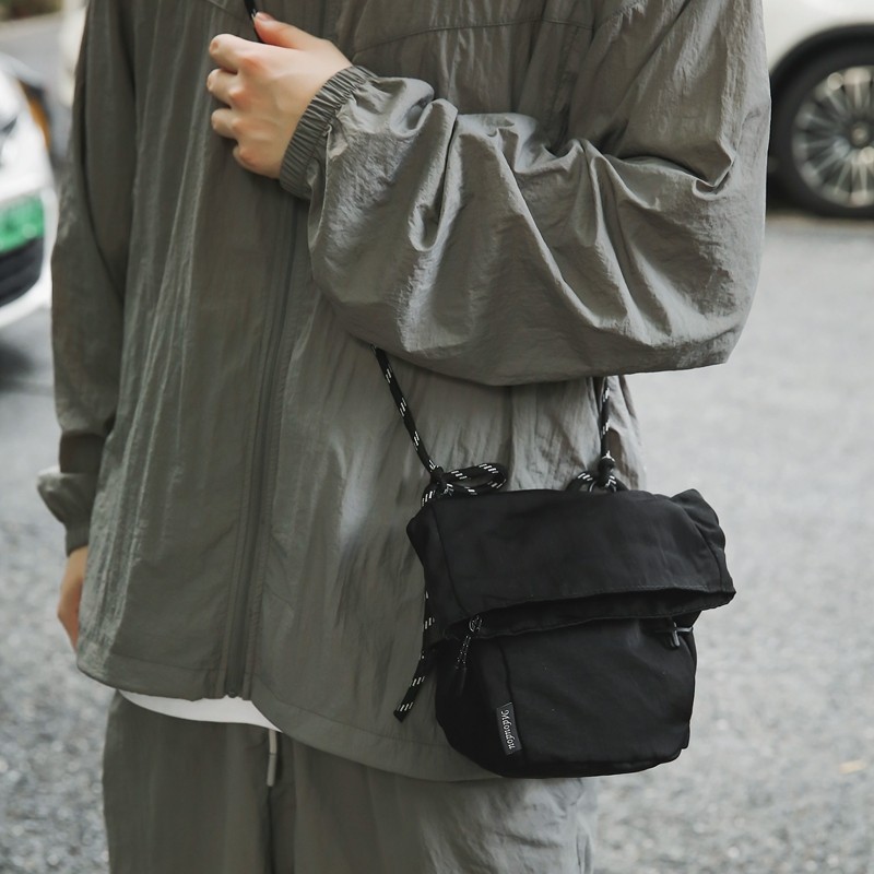 2025新款轻便斜跨单肩包防水小包包情侣款便携式水桶包夏季旅行包