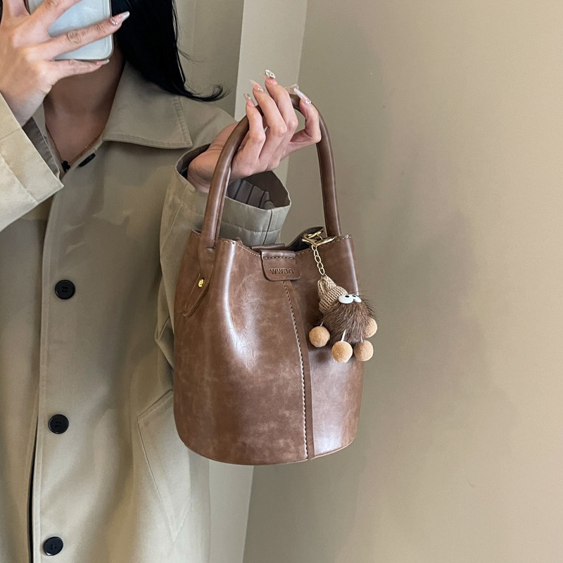 高级质感小包包女2024新款韩系复古水桶包时尚洋气百搭通勤斜挎包