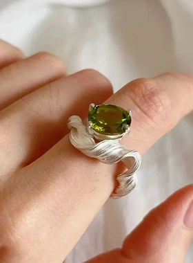 冷淡风橄榄绿锆石戒指女轻奢小众设计感不规则食指戒2025年新款潮