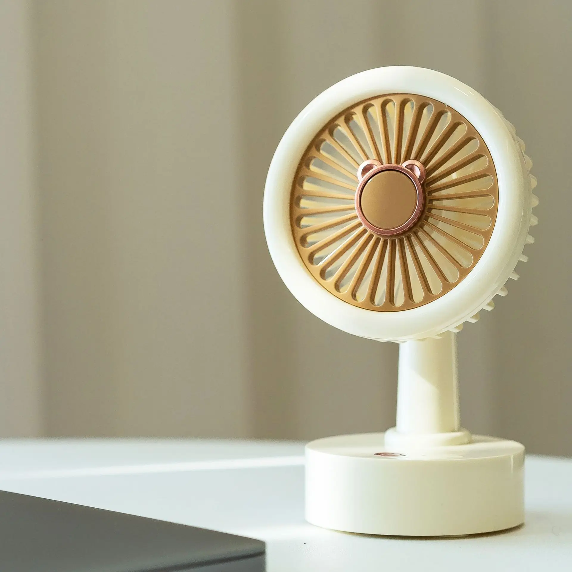 奶油色夏日三档调速大风力静音桌面台式风扇 usb充电学生礼品风扇