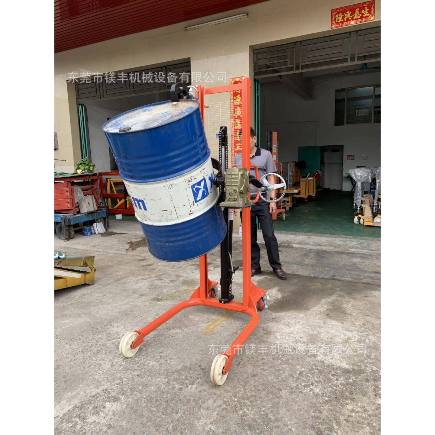 城油桶倒料叉车黄埔翻桶器广州手动液压油桶堆翻转车