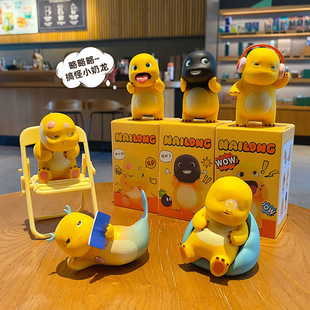 正版奶龙摆烂日常卡通公仔潮玩家居小摆件创意办公室桌面装饰礼品