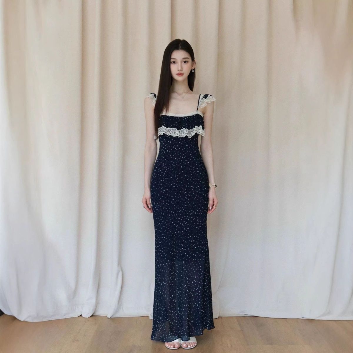 夏季法式辣妹蕾丝拼接碎花吊带连衣长裙子海边度假风气质修身长裙