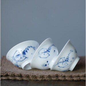 韩祠茗品手绘青花虾趣品茗杯潮州工夫茶杯白瓷纯手彩釉下彩茶具
