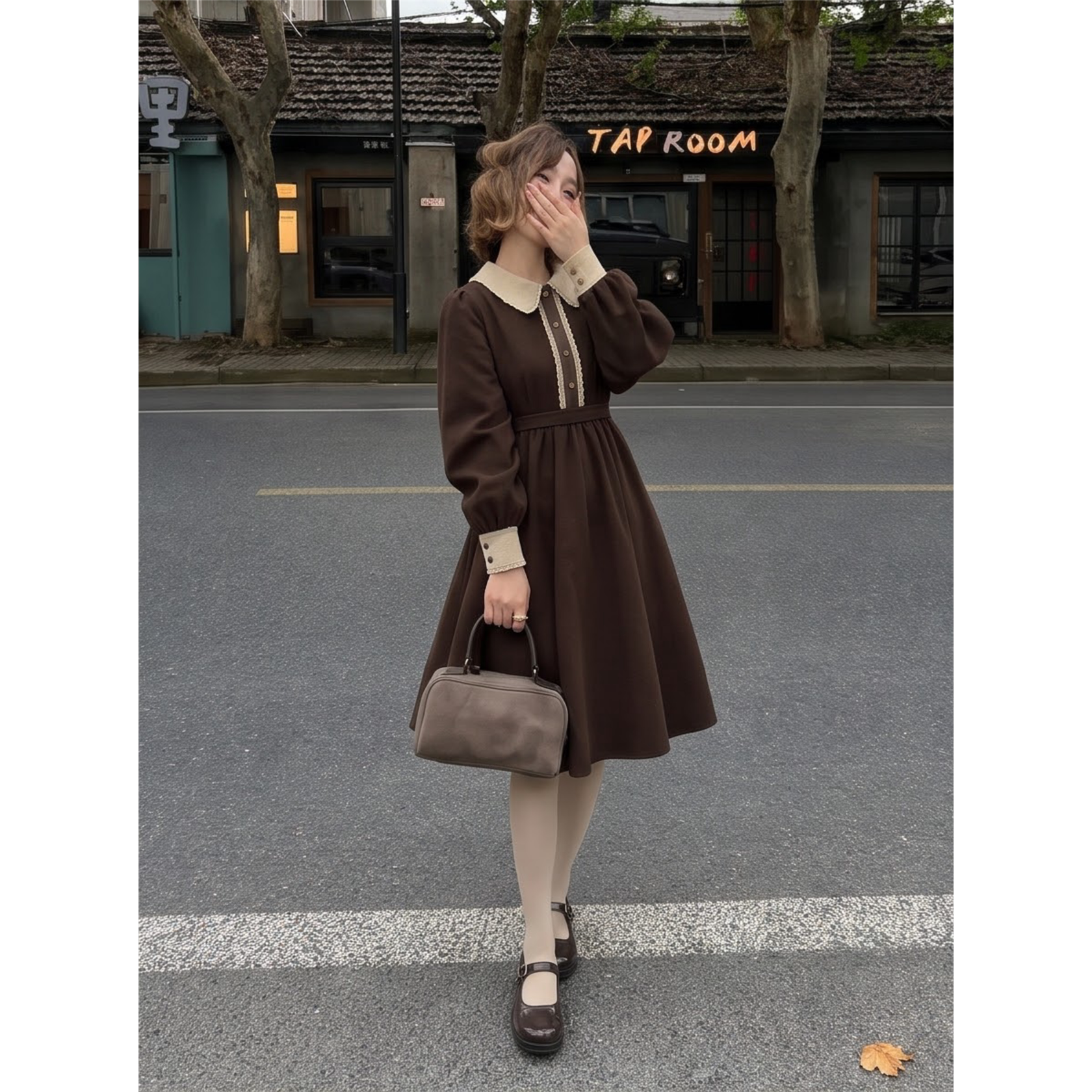 2026新款日常复古淑女风娃娃领长袖连衣裙女收腰中长款棕色通勤裙