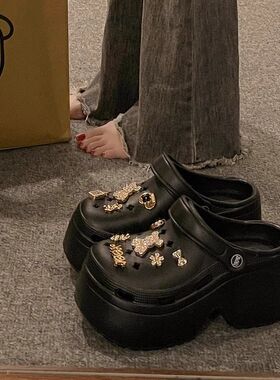 品牌水钻小香风厚底洞洞鞋女2026新款外穿时尚两穿增高包头半凉拖
