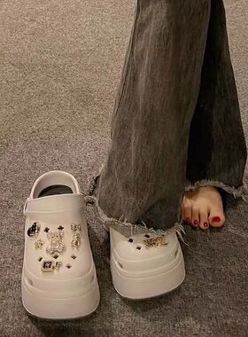 品牌水钻小香风厚底洞洞鞋女2026新款外穿时尚两穿增高包头半凉拖