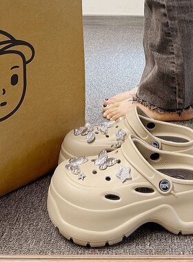 品牌显脚小7CM高跟星星蝴蝶洞洞鞋女2026夏沙滩踩屎感厚底包头凉