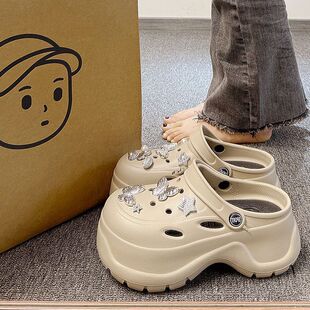 品牌显脚小7CM高跟星星蝴蝶洞洞鞋 女2026夏沙滩踩屎感厚底包头凉