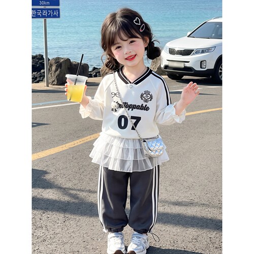 女小童韩版套装春秋季2026新款宝宝巨好看秋装儿童裙边卫裤两件套
