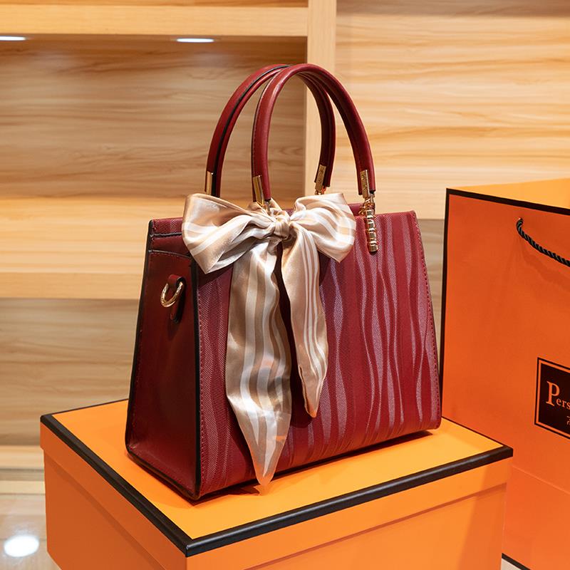 气质红色手提包女大容量2025新款潮单肩包斜挎包妈妈包新娘结婚包