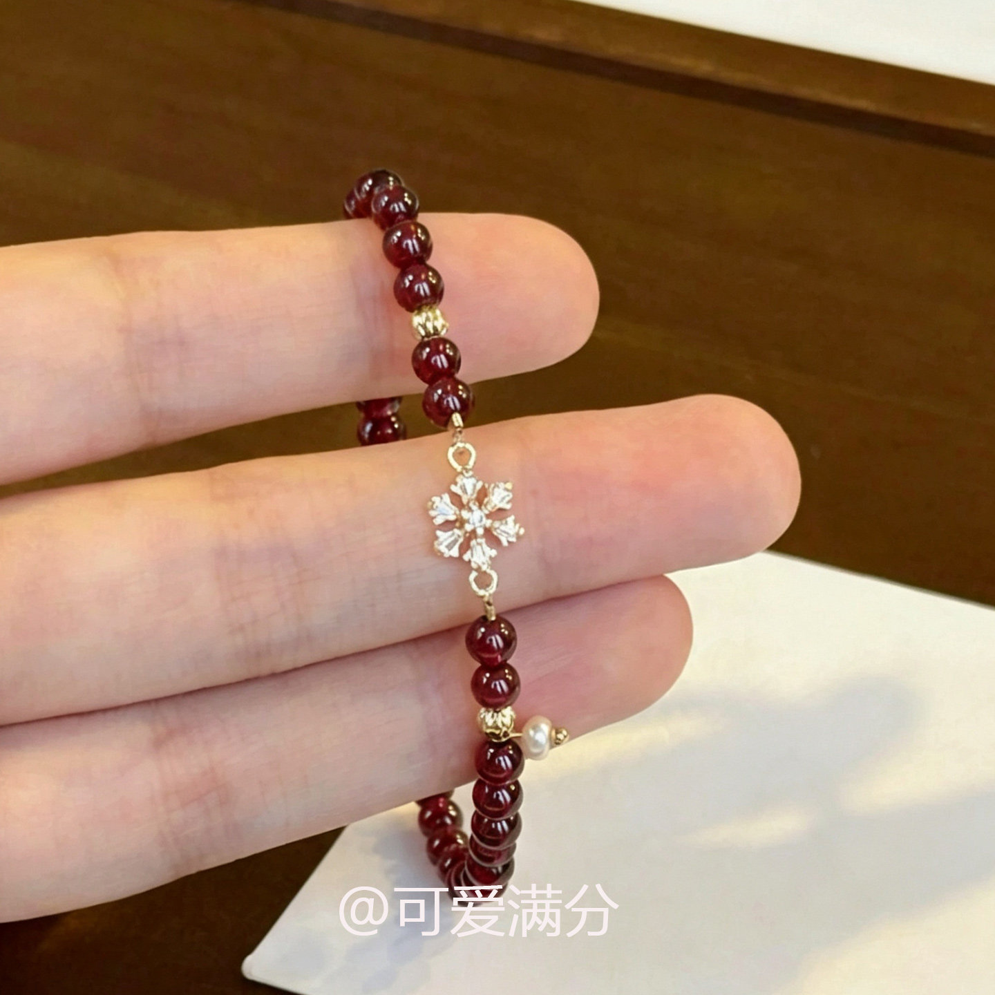 复古镂空雪花红色石榴石手链女图片