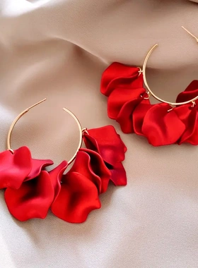 银针欧美红色亚克力褶皱花瓣流苏耳钉小众时尚耳环夸张高级感耳饰